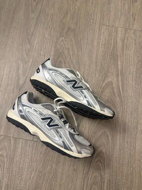 New Balance Unisex Silver and Black Athletic Sneakers